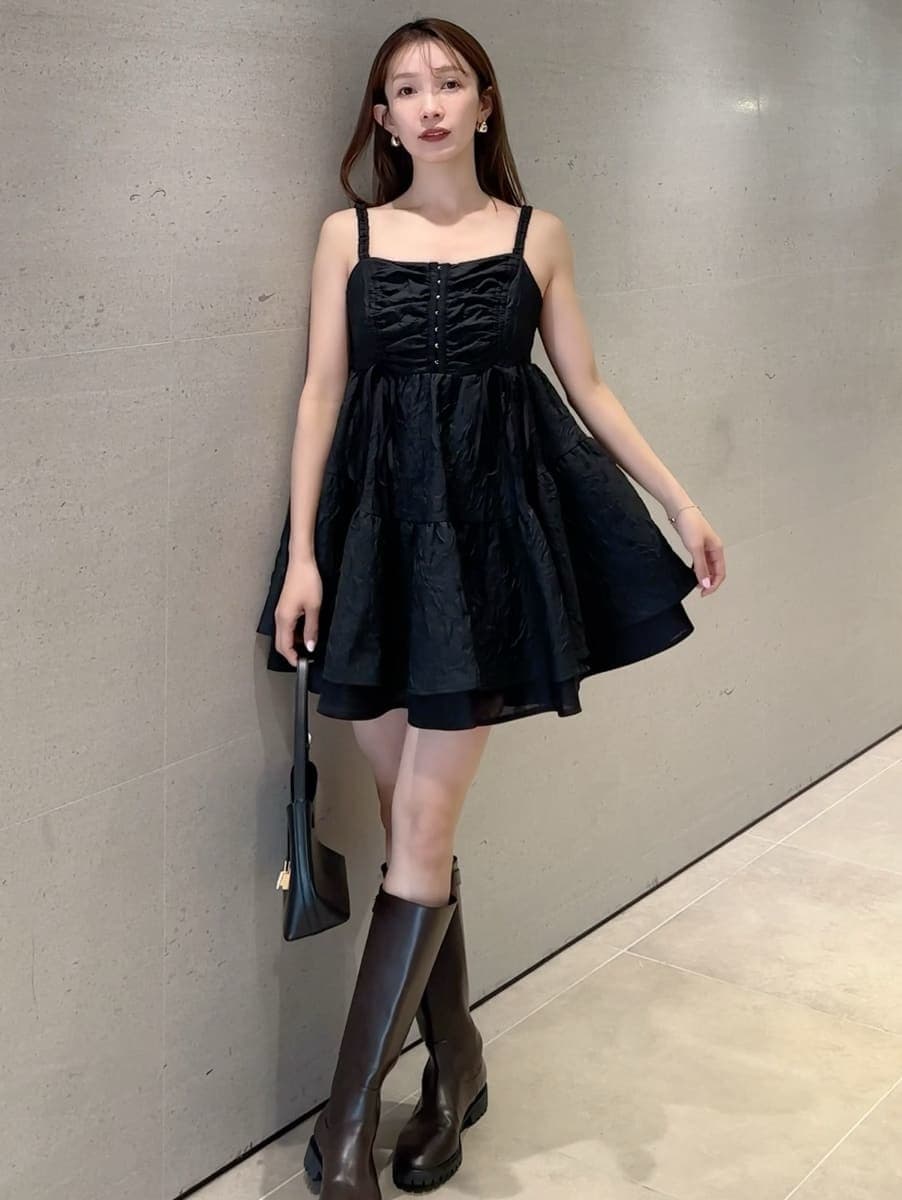 ゴールド系のピアス（両耳用）を着用したレディースの春コーディネートの5枚目の写真