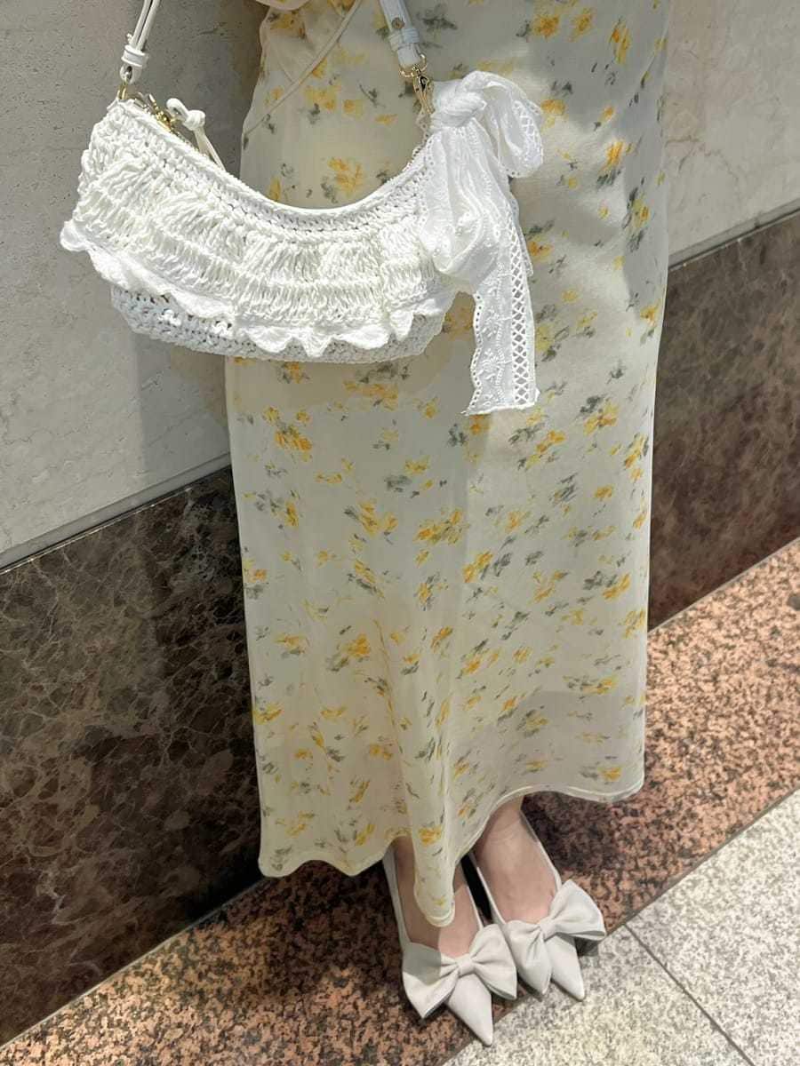 イエロー系のワンピース、その他のピアス（両耳用）を着用したレディースの冬コーディネートの7枚目の写真