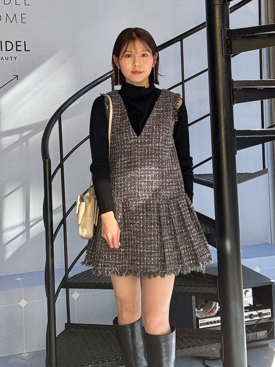 ブラック系のブーツ、グレー系のブルゾン、グレー系のワンピースを着用したレディースの冬コーディネートの3枚目の写真