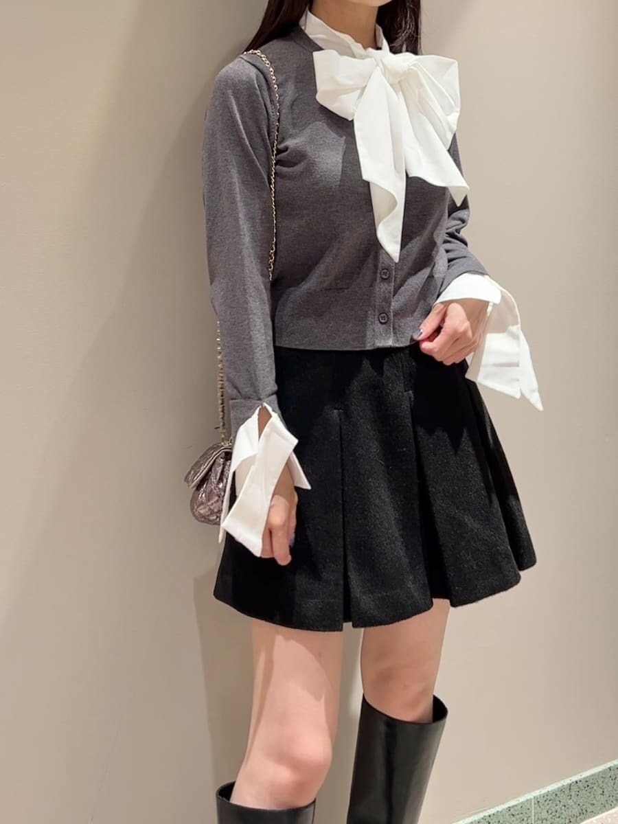 ブラック系のブルゾン、グレー系のニット/セーター、ブラック系のスカートを着用したレディースの秋コーディネートの6枚目の写真