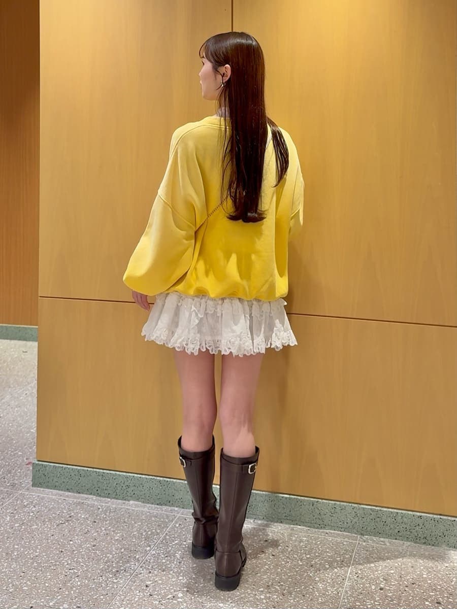 ホワイト系のその他パンツ、イエロー系のスウェット、ホワイト系のショルダーバッグを着用したレディースの春コーディネートの5枚目の写真