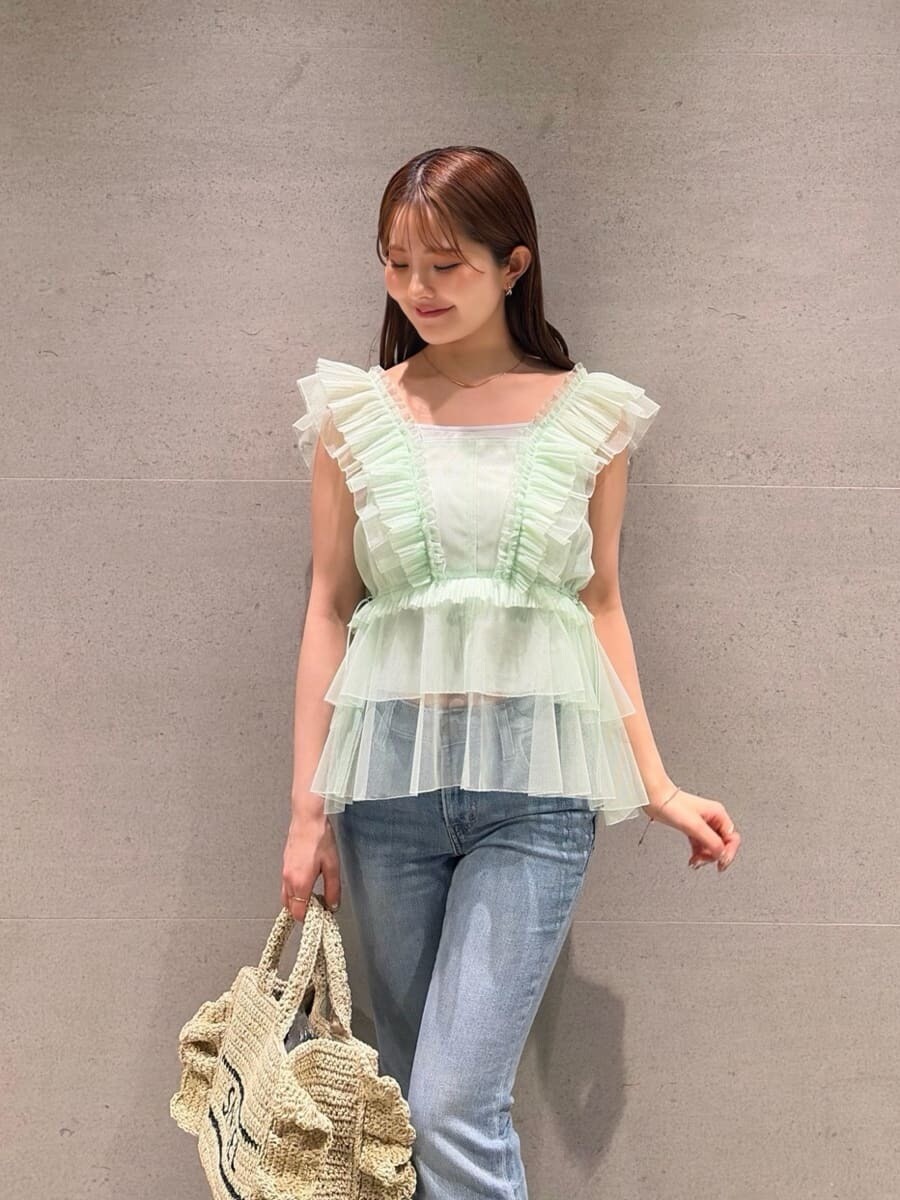 グリーン系のシャツ/ブラウス、ブルー系のデニムパンツ、ブラウン系のサンダルを着用したレディースの春コーディネートの3枚目の写真