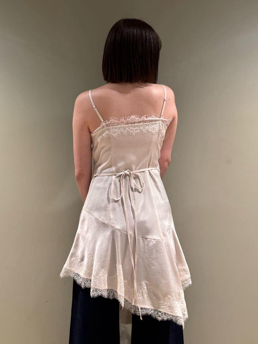 ベージュ系のテーラードジャケット、ブルー系のデニムパンツ、ホワイト系のキャミソールを着用したレディースの春コーディネートの9枚目の写真