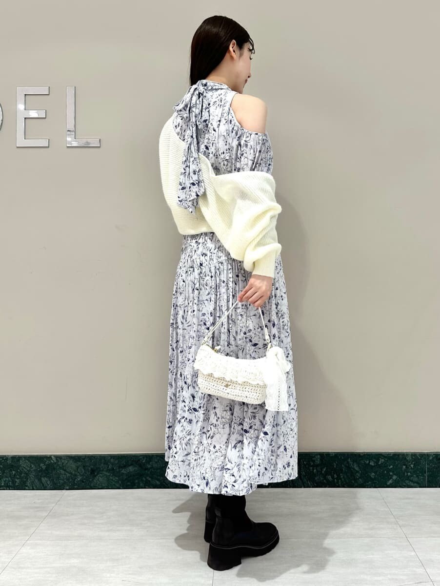 ブルー系のワンピース、ホワイト系のカーディガン/ボレロを着用したレディースの冬コーディネートの3枚目の写真