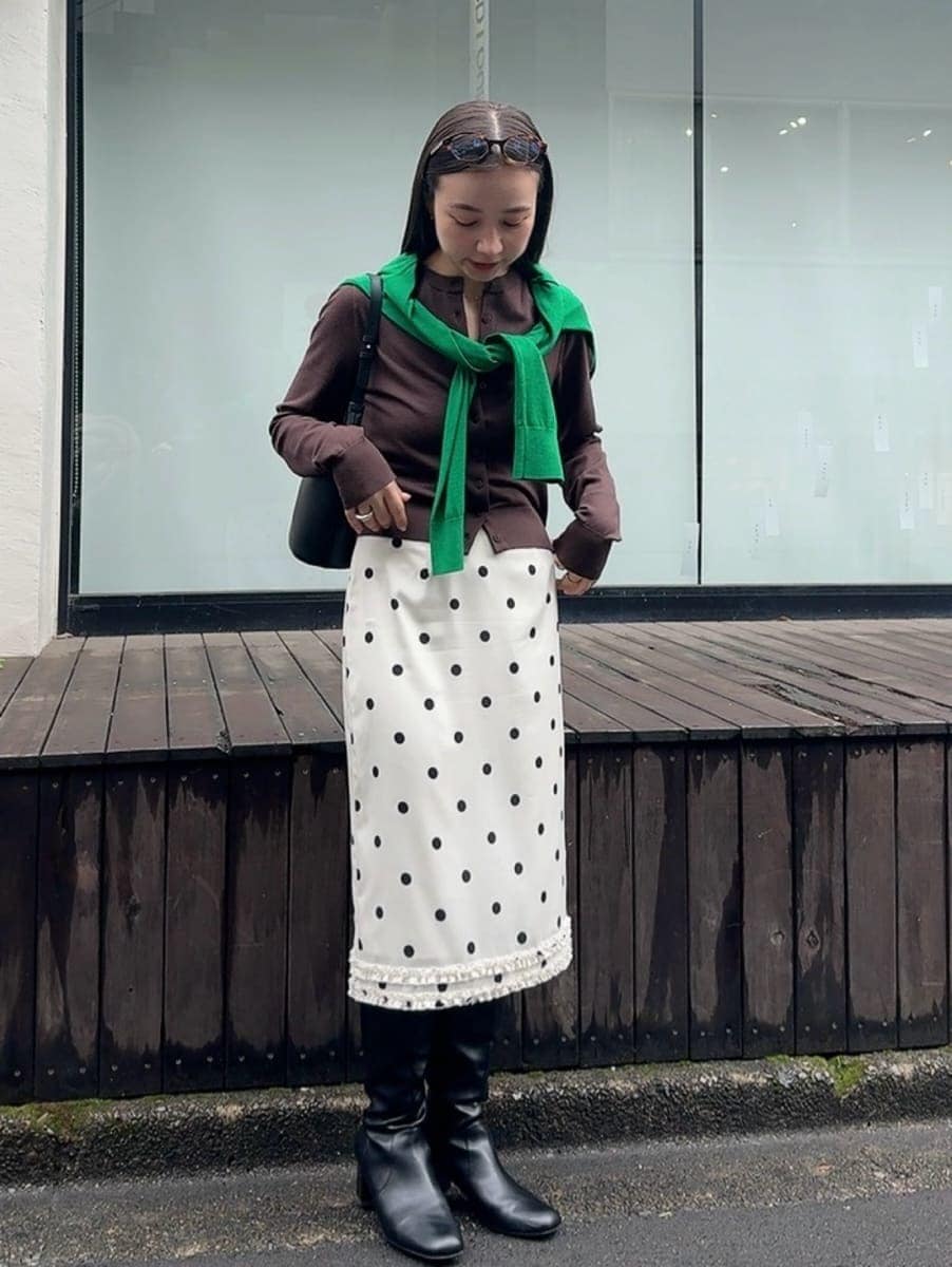 その他のスカート、グリーン系のカーディガン/ボレロを着用したレディースの冬コーディネートの4枚目の写真