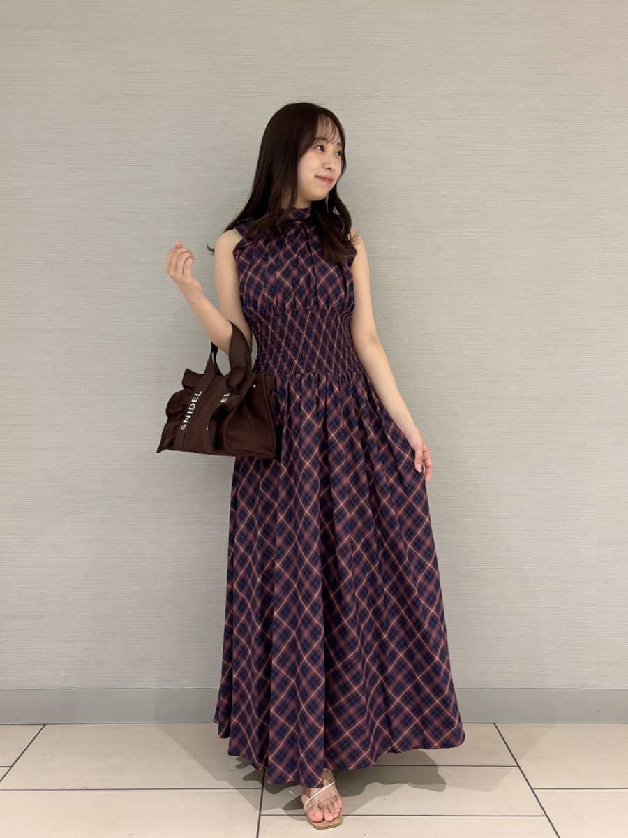 その他のサンダル、ブラウン系のハンドバッグ、パープル系のワンピースを着用したレディースの夏コーディネートの4枚目の写真