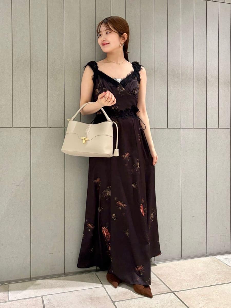 ホワイト系のキャミソール、ブラック系のワンピース、ブラウン系のパンプスを着用したレディースの春コーディネートの4枚目の写真