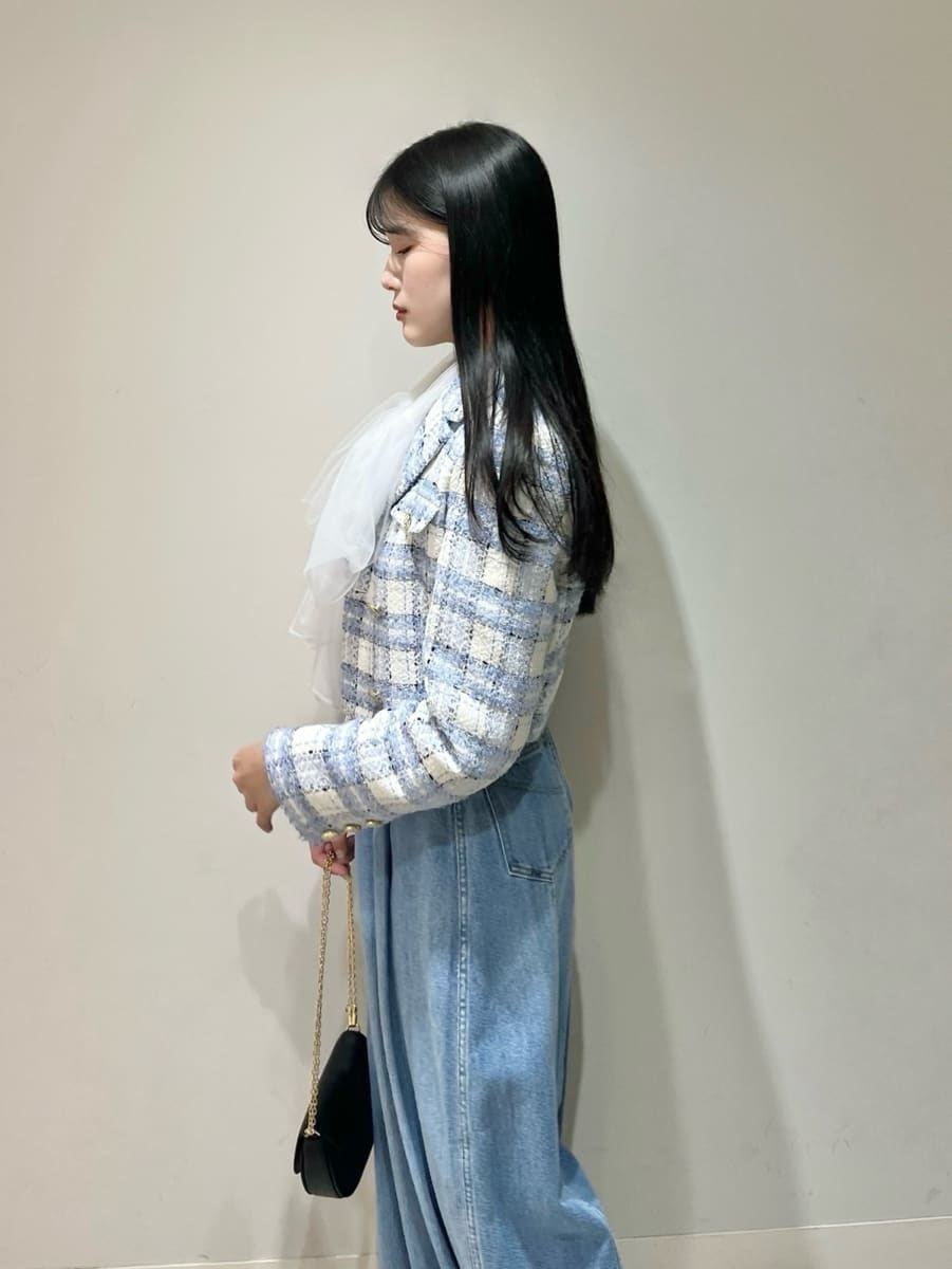 ブルー系のテーラードジャケット、ブルー系のデニムパンツ、ホワイト系のシャツ/ブラウスを着用したレディースの冬コーディネートの4枚目の写真