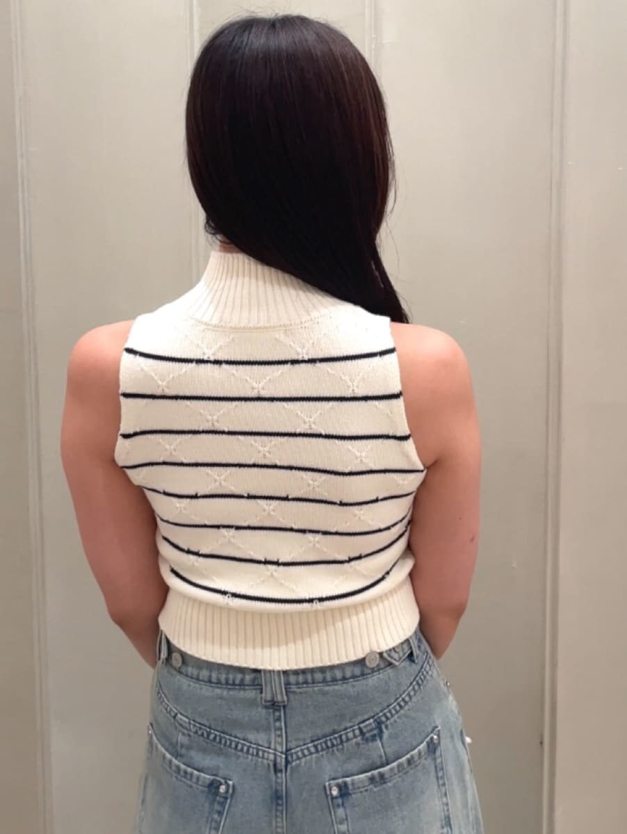 ブラウン系のハンドバッグ、ブルー系のその他パンツ、その他のニット/セーターを着用したレディースの夏コーディネートの9枚目の写真