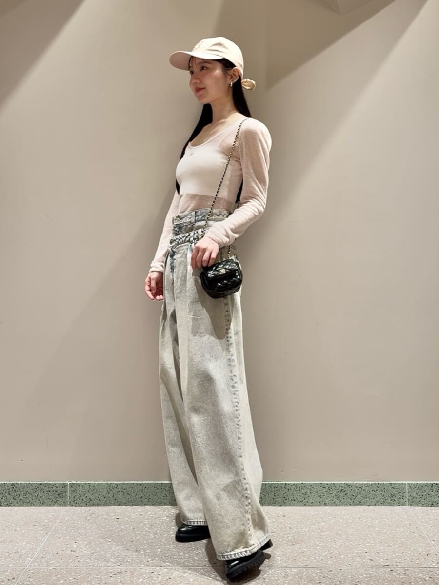 ピンク系のニット/セーター、ブルー系のデニムパンツ、ブラック系のローファーを着用したレディースの夏コーディネートの3枚目の写真