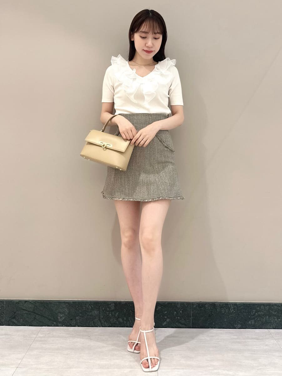 ホワイト系のTシャツ/カットソー、その他のその他パンツ、ホワイト系のサンダルを着用したレディースの夏コーディネートの2枚目の写真