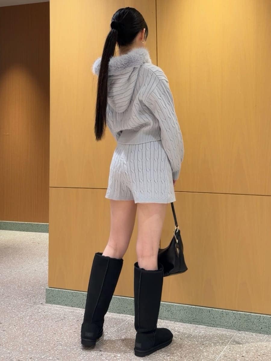 ブルー系のその他パンツ、ブルー系のパーカー、ブラック系のショルダーバッグを着用したレディースの秋コーディネートの4枚目の写真