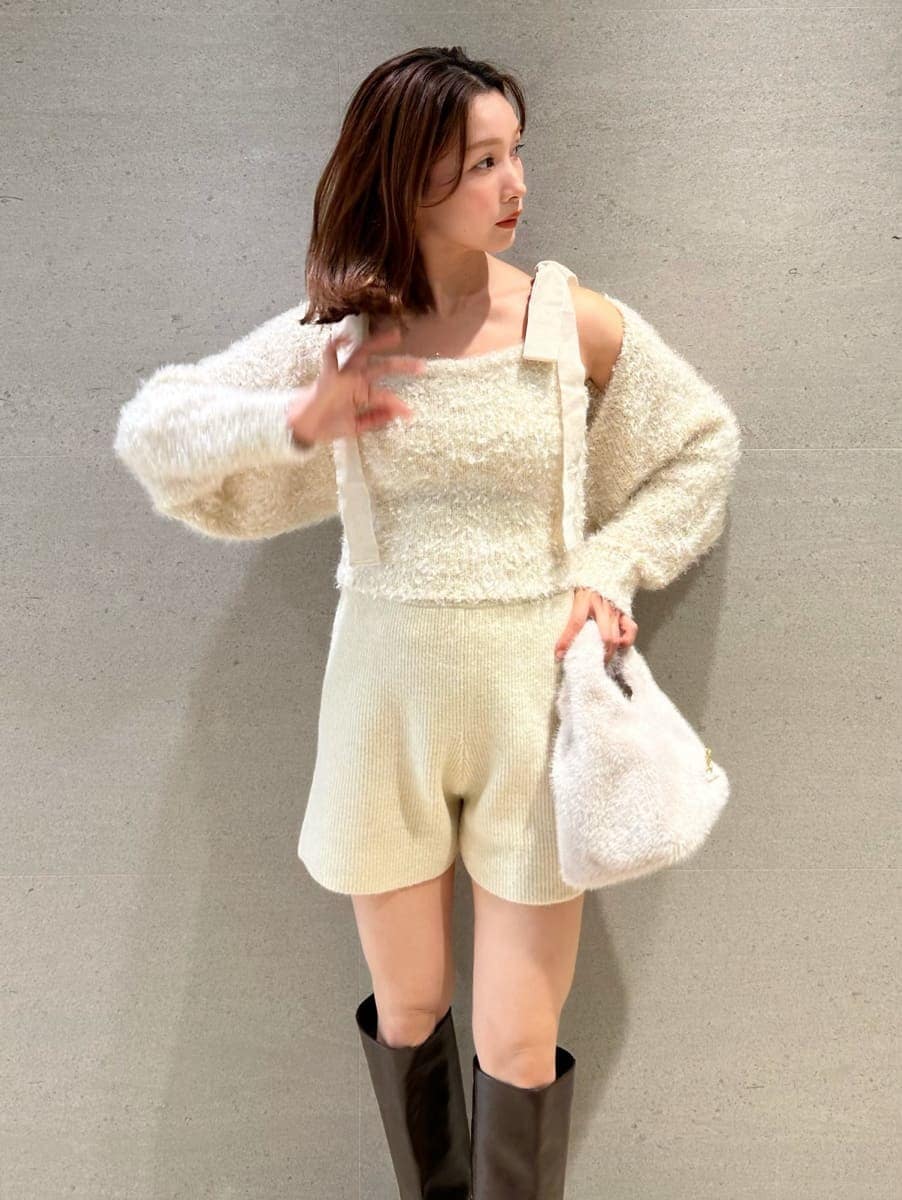 ブラウン系のブーツ、ホワイト系のその他パンツ、ホワイト系のニット/セーターを着用したレディースの冬コーディネートの3枚目の写真