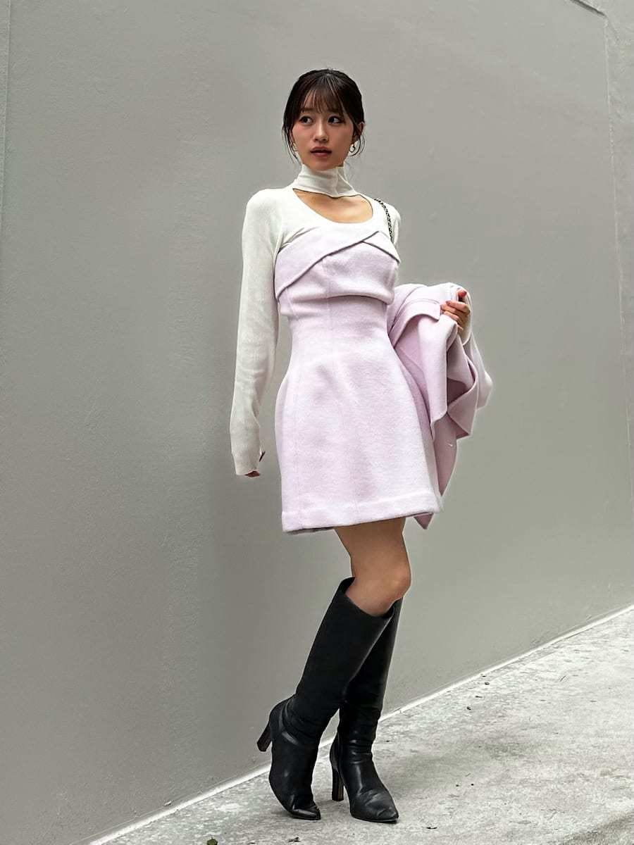 ピンク系のワンピース、ピンク系のテーラードジャケット、ブラック系のニット/セーターを着用したレディースの秋コーディネートの6枚目の写真