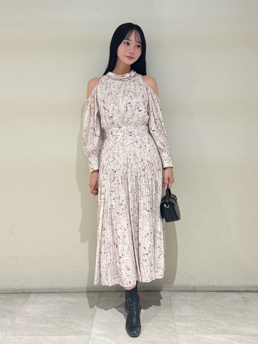 ブラック系のハンドバッグ、ピンク系のワンピース、ピンク系のカーディガン/ボレロを着用したレディースの冬コーディネートの2枚目の写真