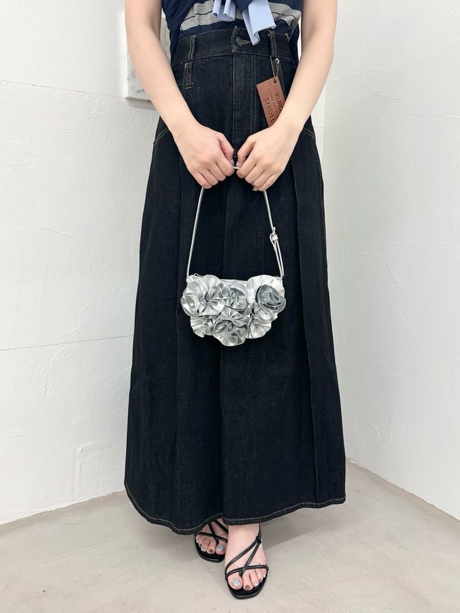 ブラック系のスカート、ブルー系のTシャツ/カットソー、ブルー系のカーディガン/ボレロを着用したレディースの春コーディネートの4枚目の写真
