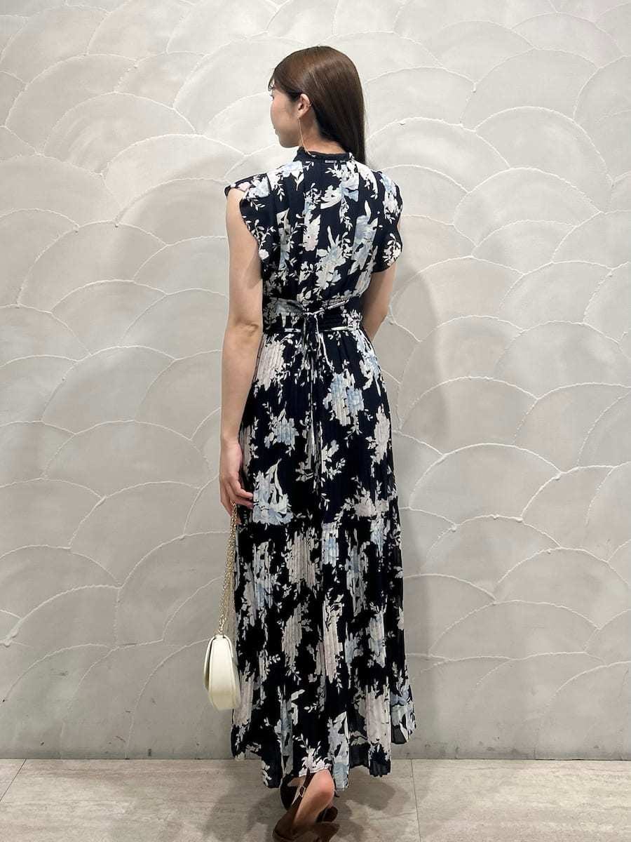 ブルー系のワンピース、グレー系のパーカー、ブラウン系のパンプスを着用したレディースの春コーディネートの6枚目の写真