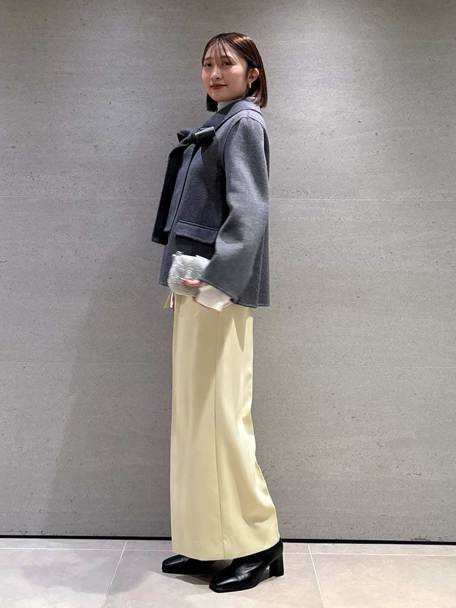 グレー系のテーラードジャケット、ホワイト系のニット/セーターを着用したレディースの秋コーディネートの5枚目の写真