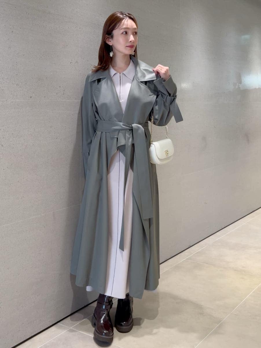 ホワイト系のワンピース、グリーン系のトレンチコート、ホワイト系のショルダーバッグを着用したレディースの冬コーディネートの8枚目の写真