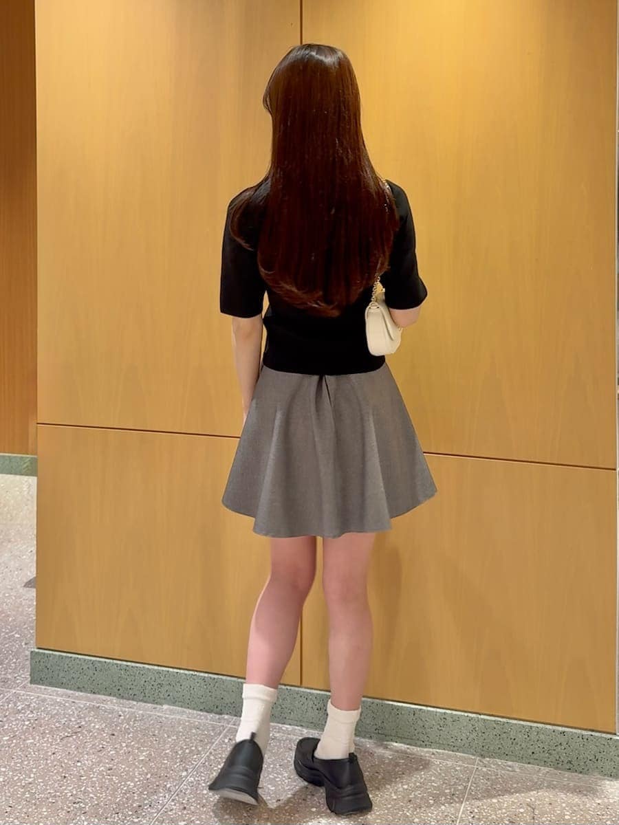 グレー系のその他パンツ、ブラック系のニット/セーター、ホワイト系のショルダーバッグを着用したレディースの冬コーディネートの4枚目の写真