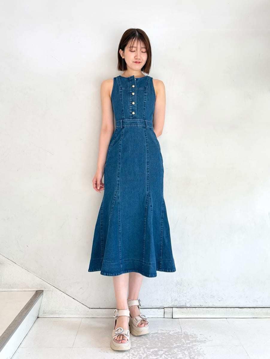 イエロー系のショルダーバッグ、ブルー系のワンピース、ベージュ系のサンダルを着用したレディースの春コーディネートの5枚目の写真