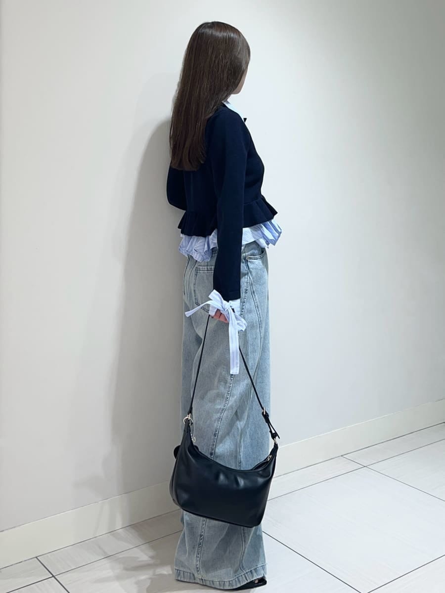 ブルー系のデニムパンツ、ブルー系のカーディガン/ボレロ、ブラック系のサンダルを着用したレディースの秋コーディネートの4枚目の写真