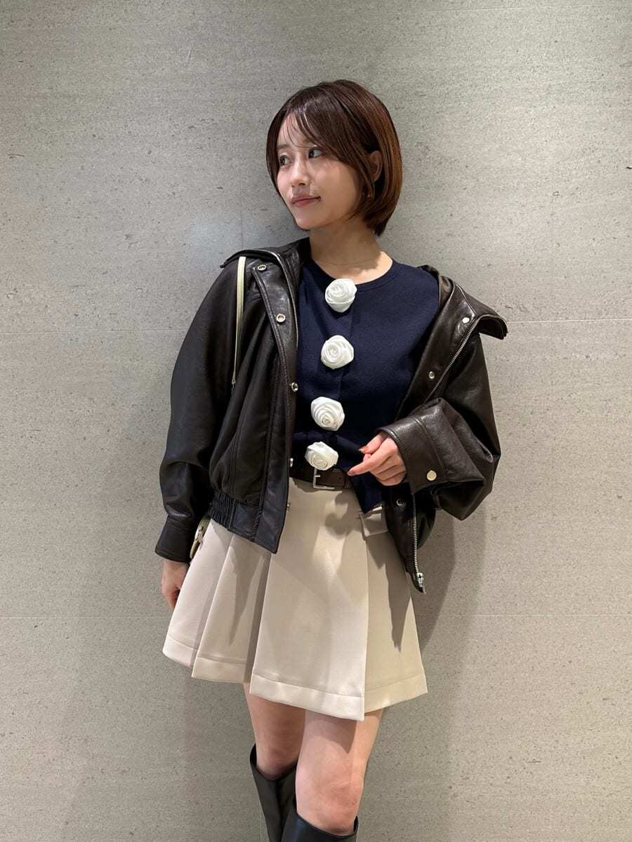 ブラック系のブーツ、ブラウン系のブルゾン、ベージュ系のスカートを着用したレディースの冬コーディネートの3枚目の写真