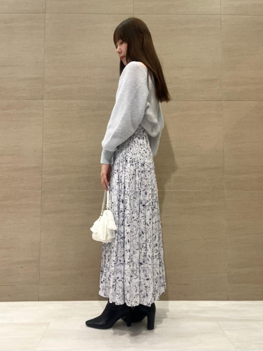 ブラック系のブーツ、ブルー系のワンピース、ブルー系のカーディガン/ボレロを着用したレディースの冬コーディネートの2枚目の写真