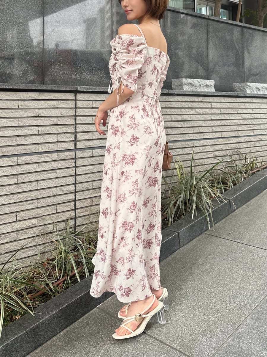 イエロー系のボストンバッグ、ピンク系のワンピースを着用したレディースの冬コーディネートの3枚目の写真