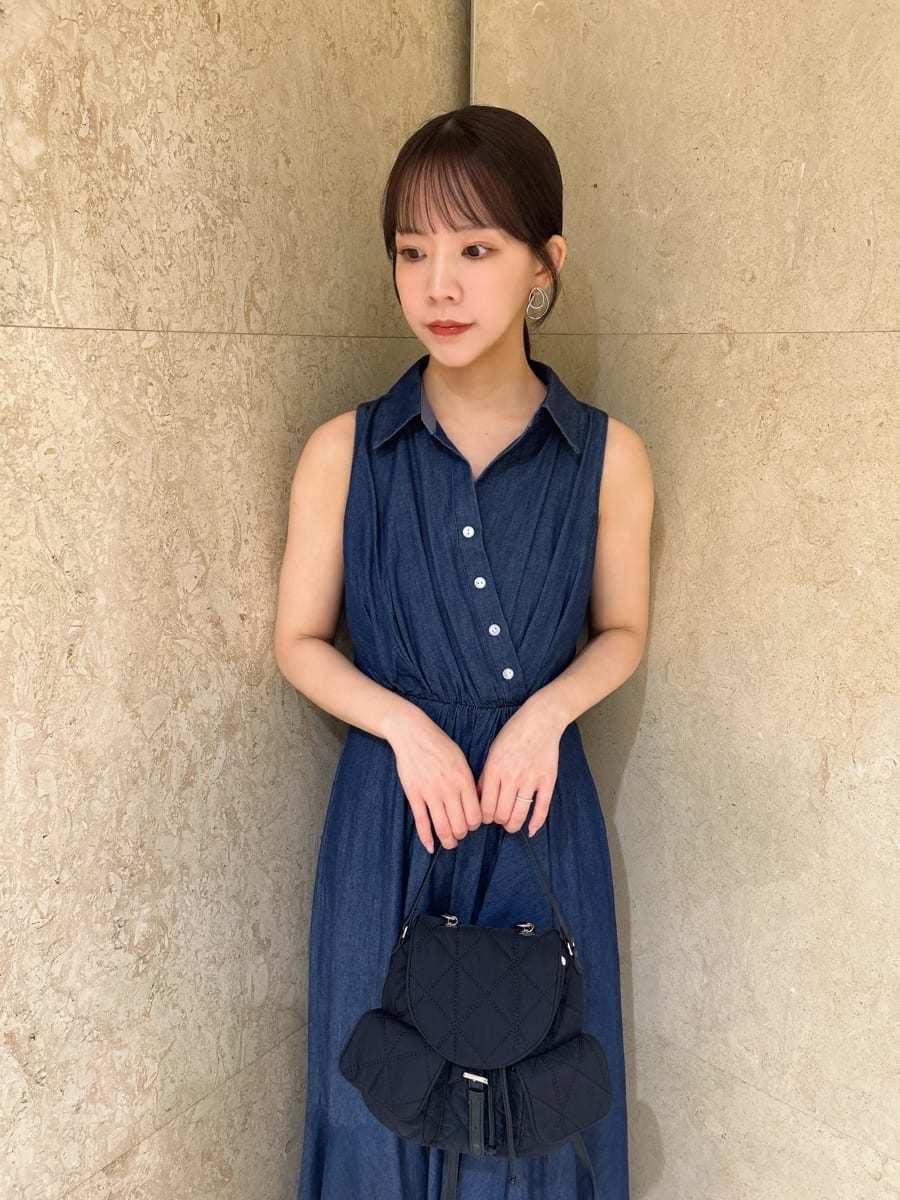ブルー系のワンピース、ブラック系のサンダル、ブラック系のバックパック/リュックを着用したレディースの夏コーディネートの3枚目の写真