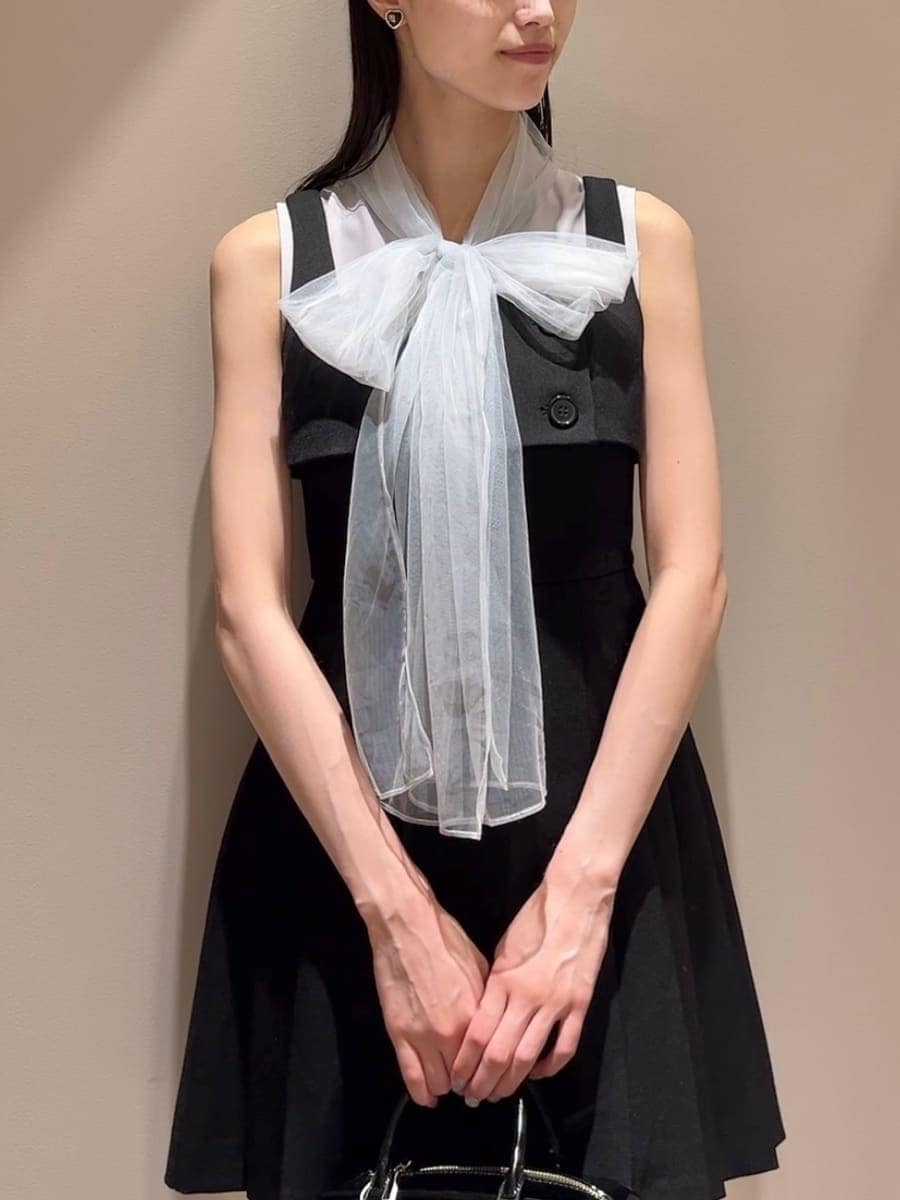 グレー系のノーカラージャケット、ブラック系のワンピース、ブラック系のブーツを着用したレディースの秋コーディネートの7枚目の写真