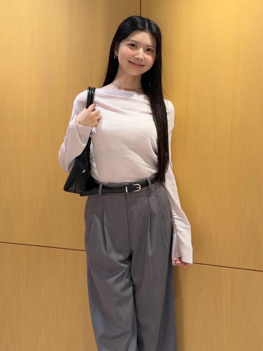 グレー系のその他パンツ、ピンク系のニット/セーター、ブラック系のサンダルを着用したレディースの秋コーディネートの5枚目の写真