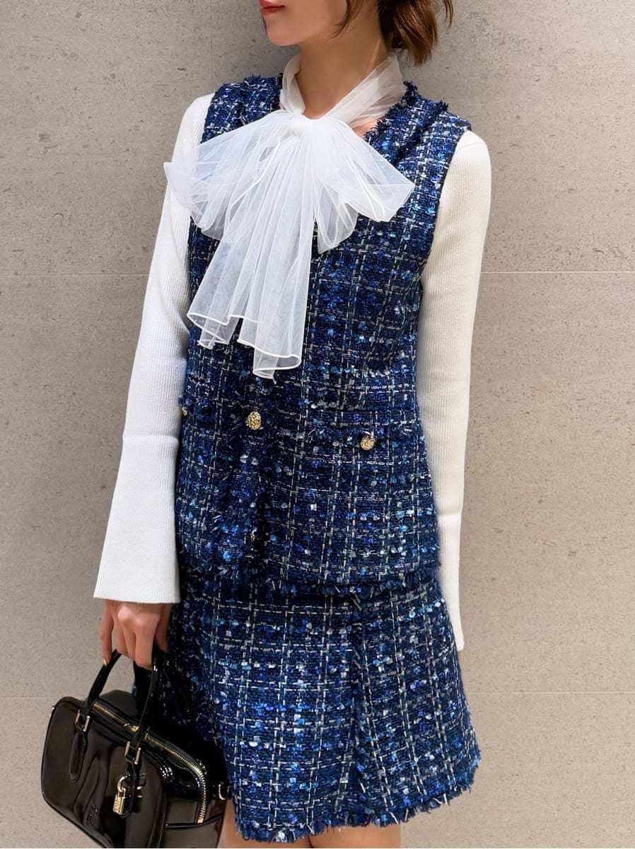 ホワイト系のその他アウター、ブルー系のその他アウター、ホワイト系のニット/セーターを着用したレディースの秋コーディネートの3枚目の写真