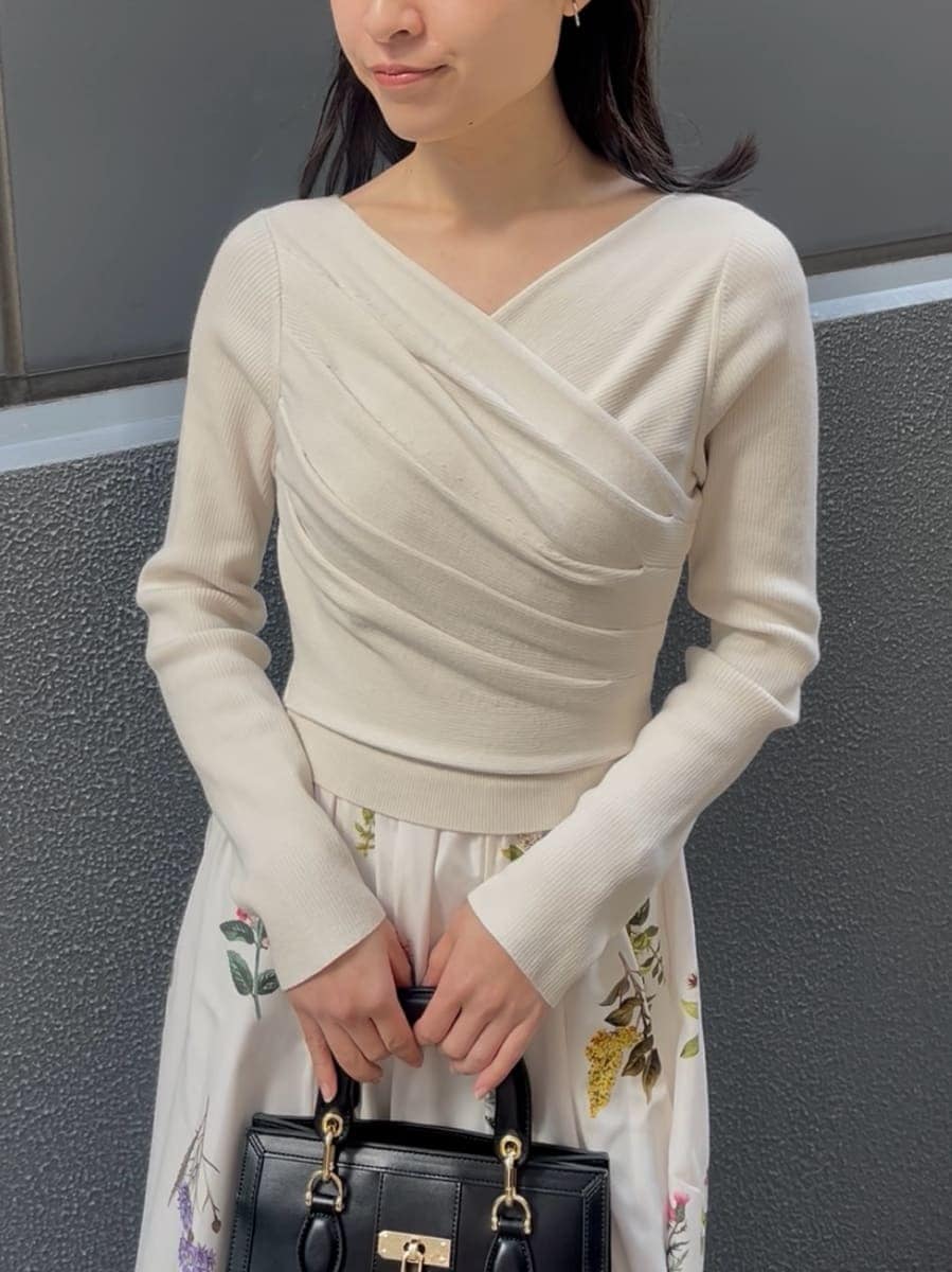 ブラック系のブーツ、ピンク系のダウンジャケット/コート、ブラック系のハンドバッグを着用したレディースの冬コーディネートの8枚目の写真