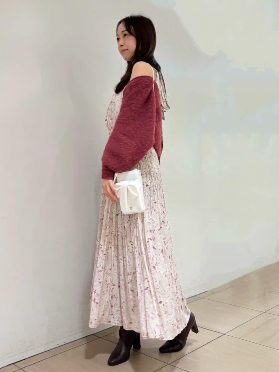 レッド系のブーツ、ピンク系のワンピース、ピンク系のカーディガン/ボレロを着用したレディースの冬コーディネートの4枚目の写真