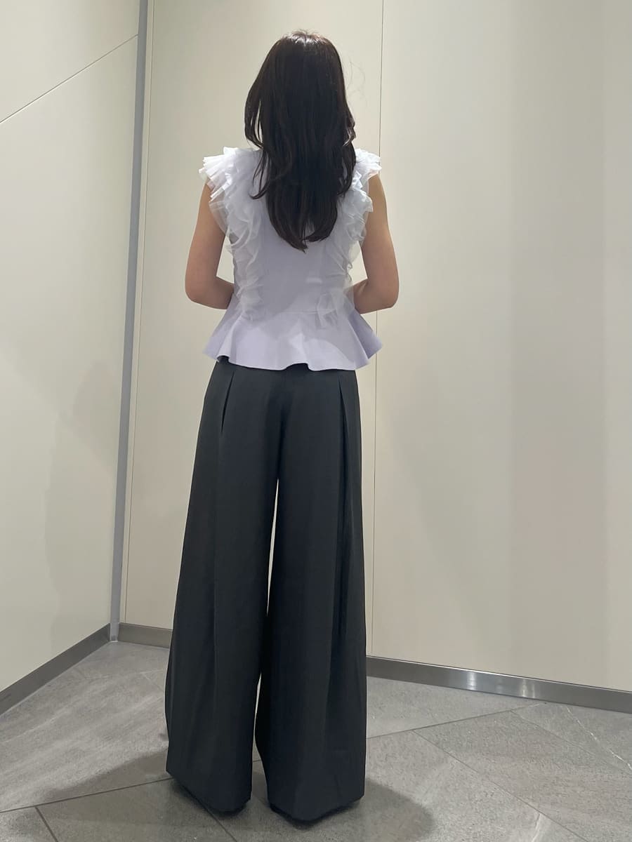 ホワイト系のハンドバッグ、グレー系のその他パンツ、パープル系のニット/セーターを着用したレディースの夏コーディネートの3枚目の写真