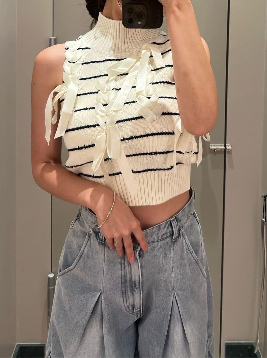 ホワイト系のサンダル、ブルー系のデニムパンツ、その他のニット/セーターを着用したレディースの夏コーディネートの6枚目の写真