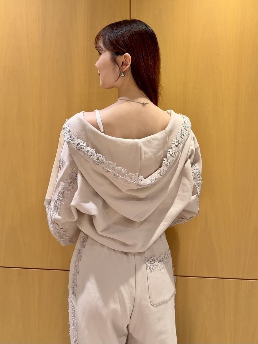 ホワイト系のキャミソール、ピンク系のその他パンツ、ピンク系のパーカーを着用したレディースの夏コーディネートの6枚目の写真