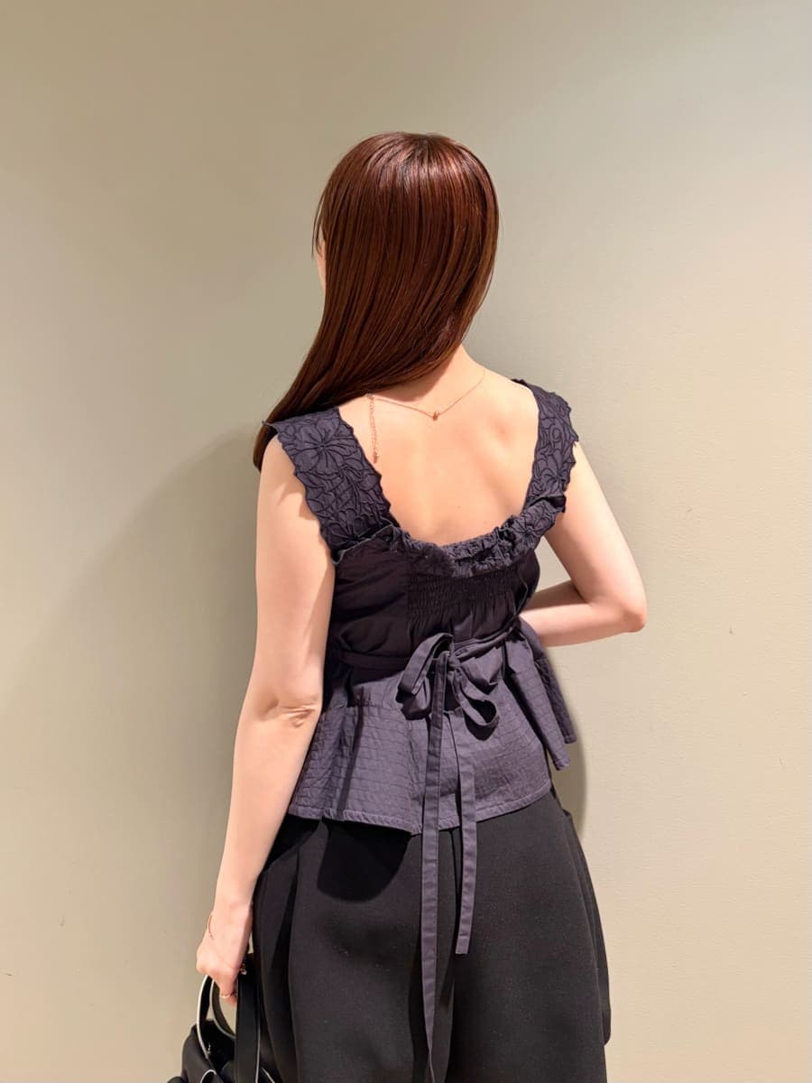 ブラック系のその他パンツ、ブルー系のシャツ/ブラウス、ブラック系のハンドバッグを着用したレディースの春コーディネートの3枚目の写真