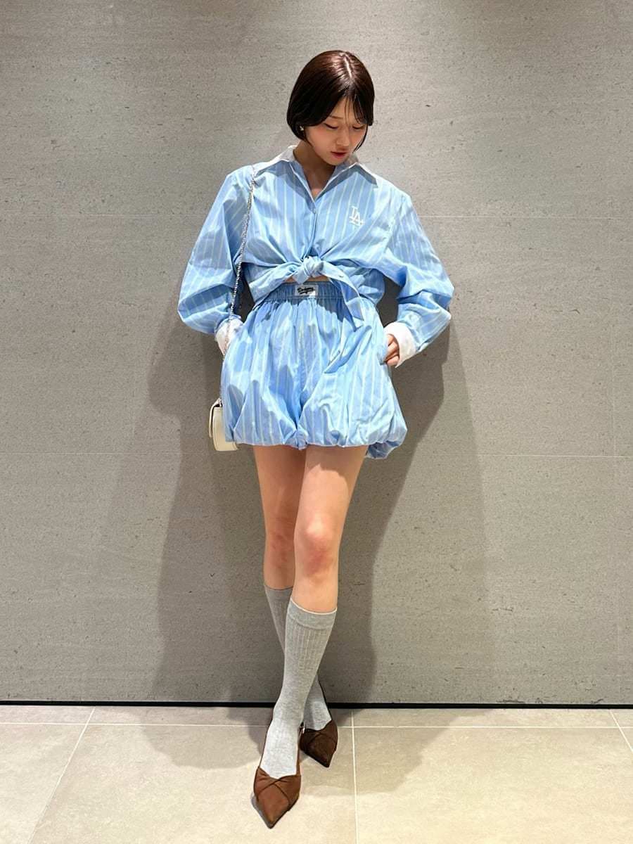 ブルー系のその他パンツ、ブルー系のシャツ/ブラウス、ブラウン系のパンプスを着用したレディースの春コーディネートの4枚目の写真