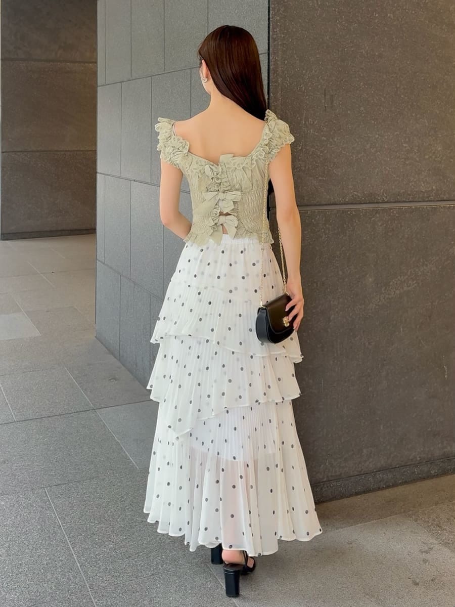 その他のスカート、グリーン系のシャツ/ブラウス、ブラック系のショルダーバッグを着用したレディースの春コーディネートの5枚目の写真