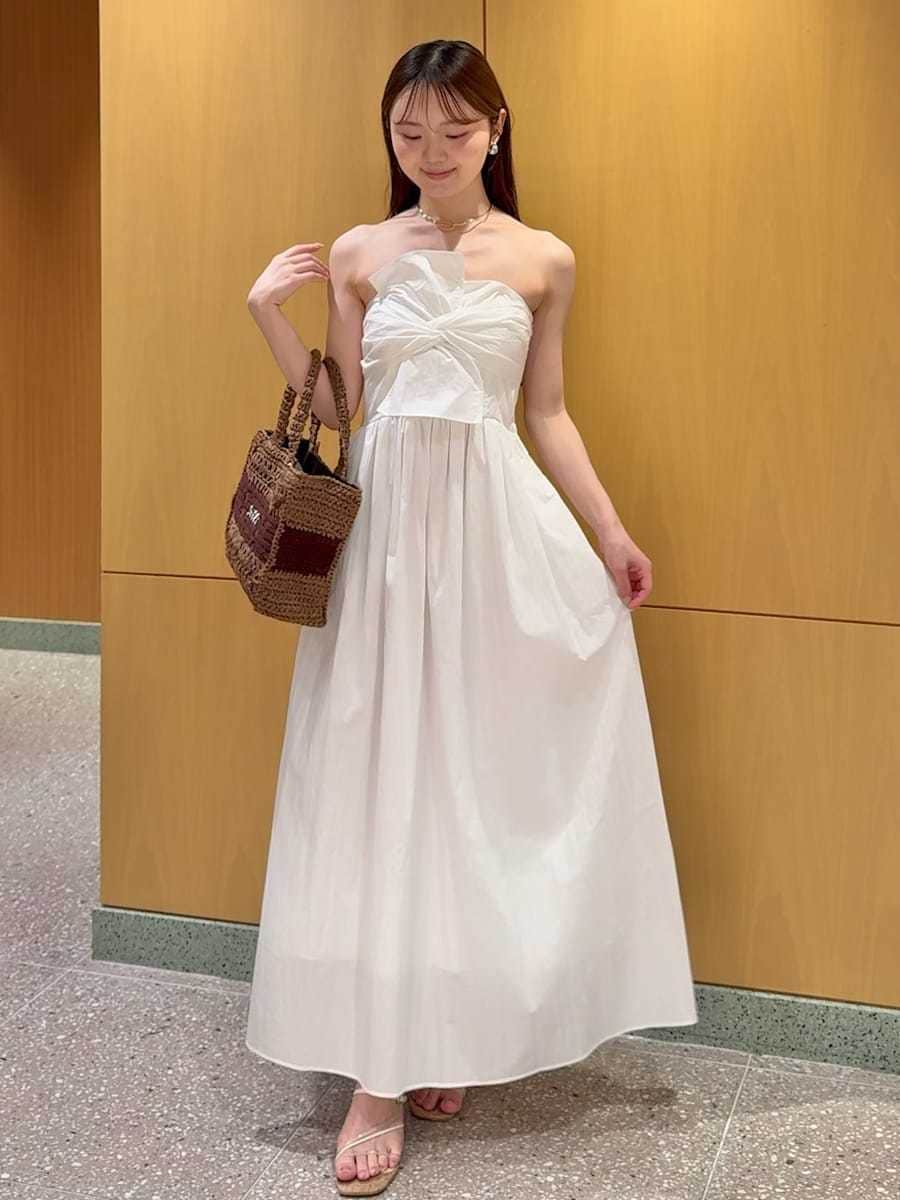 ピンク系のカーディガン/ボレロ、その他のサンダル、ブラウン系のトートバッグを着用したレディースの夏コーディネートの3枚目の写真