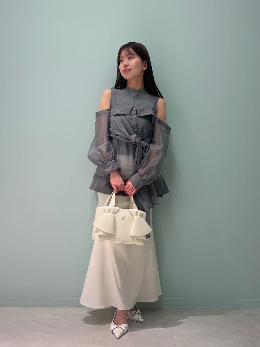 ホワイト系のスカート、グレー系のニット/セーター、その他のパンプスを着用したレディースの春コーディネートの2枚目の写真