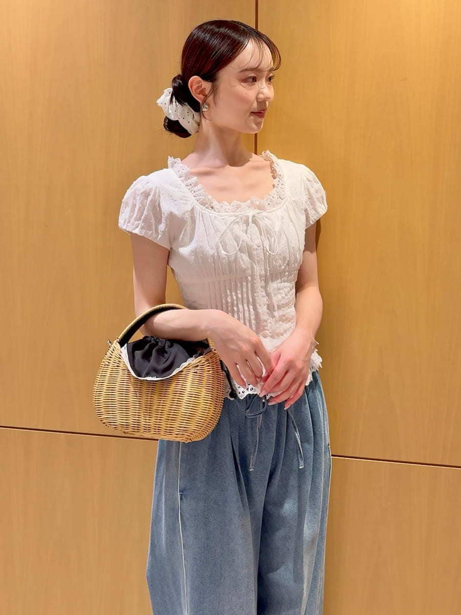 ブラック系のかごバッグ、ブルー系のその他パンツ、ホワイト系のシャツ/ブラウスを着用したレディースの春コーディネートの6枚目の写真
