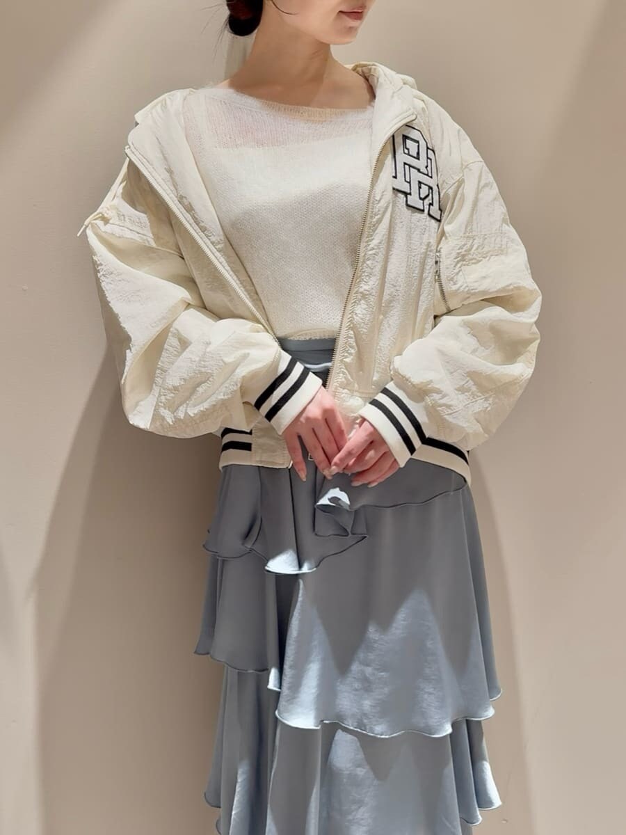 ホワイト系のブルゾン、ホワイト系のニット/セーター、ブルー系のスカートを着用したレディースの秋コーディネートの5枚目の写真