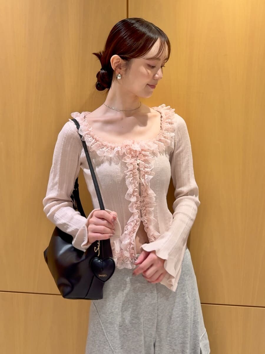 グレー系のその他パンツ、ピンク系のニット/セーター、ブラック系のショルダーバッグを着用したレディースの夏コーディネートの8枚目の写真