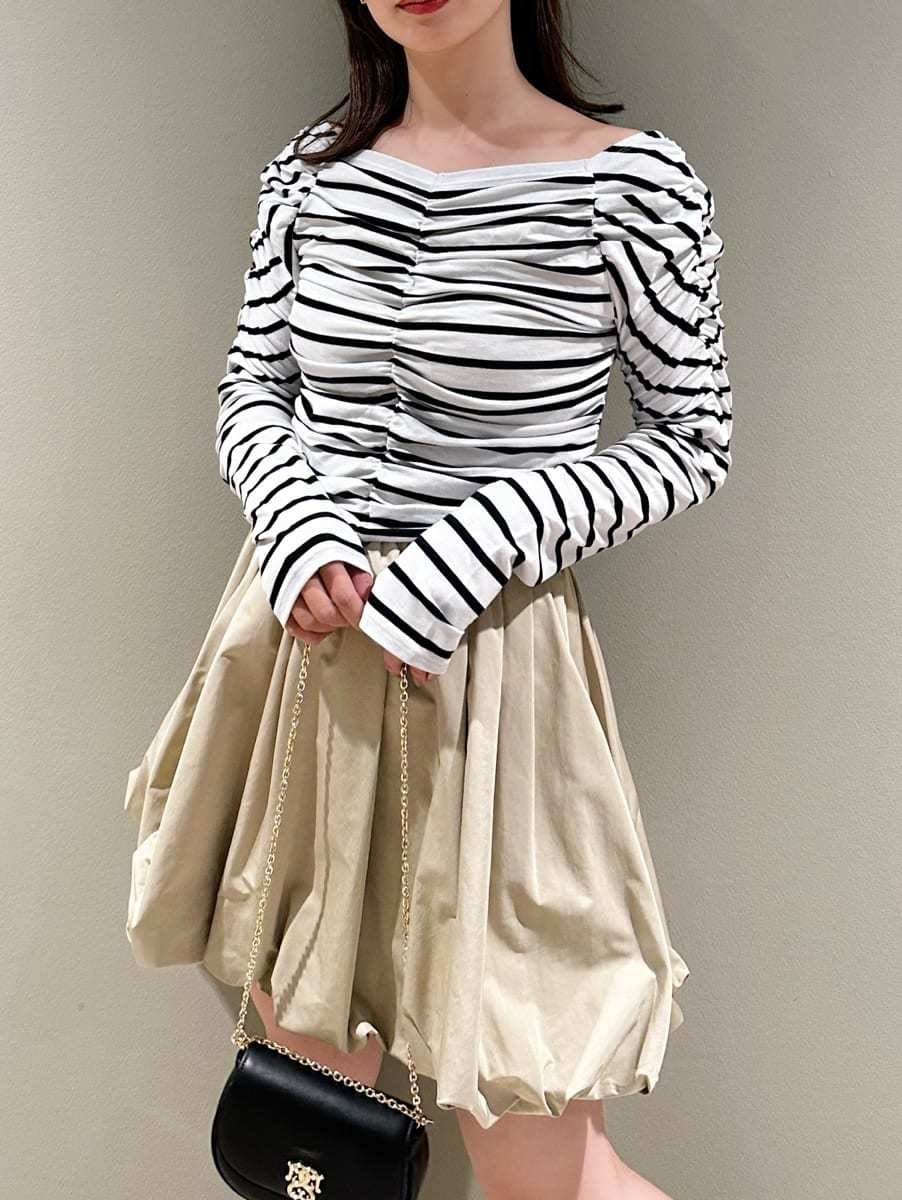 ベージュ系のその他パンツ、ブラック系のショルダーバッグ、シルバー系のスニーカーを着用したレディースの冬コーディネートの3枚目の写真