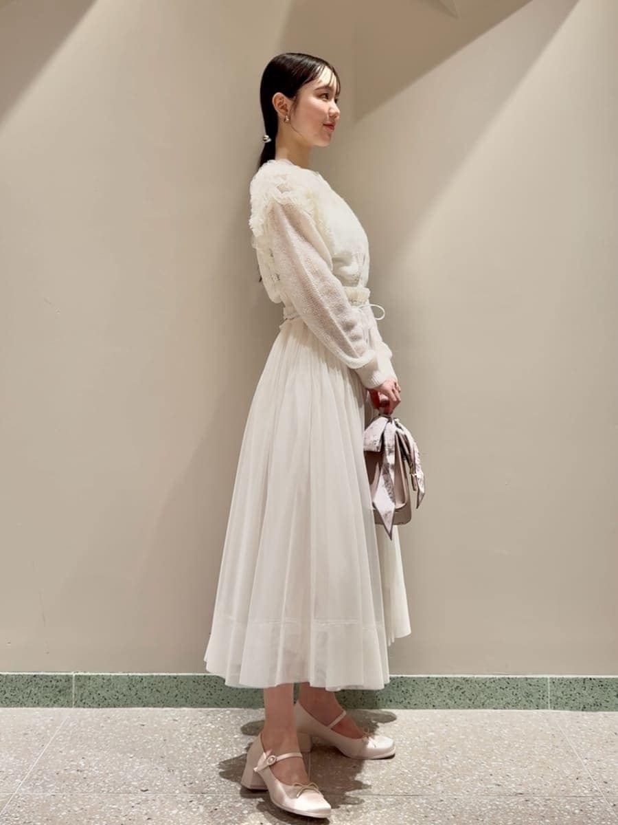 ホワイト系のカーディガン/ボレロ、ホワイト系のスカート、ピンク系のパンプスを着用したレディースの夏コーディネートの2枚目の写真