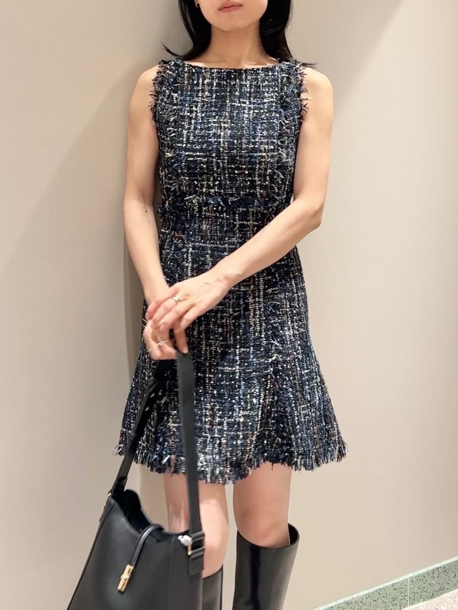 ブルー系のノーカラージャケット、ブルー系のワンピース、ブラック系のトートバッグを着用したレディースの秋コーディネートの4枚目の写真