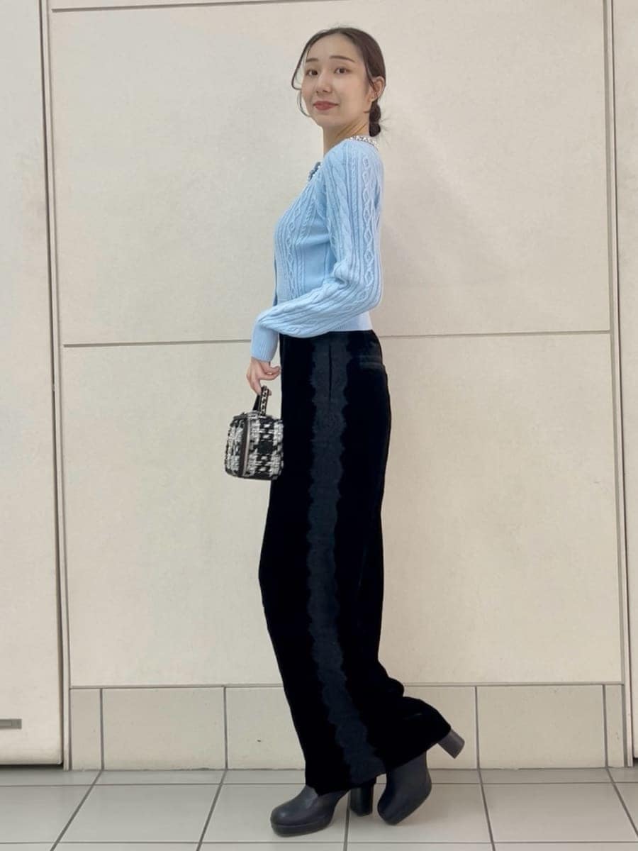 ブラック系のその他パンツ、ブルー系のニット/セーター、その他のショルダーバッグを着用したレディースの秋コーディネートの3枚目の写真